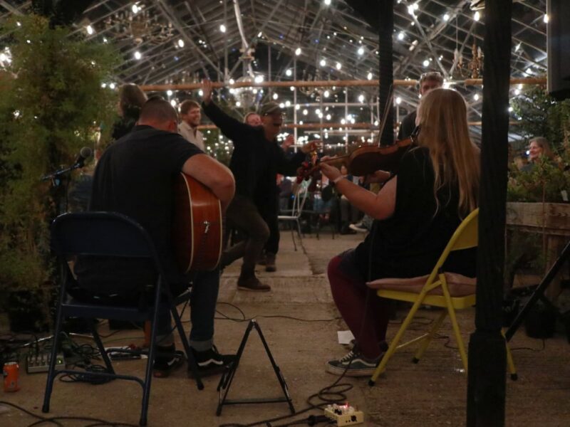 Jim and Emma from Ceol Na Mara playing whilst people dance