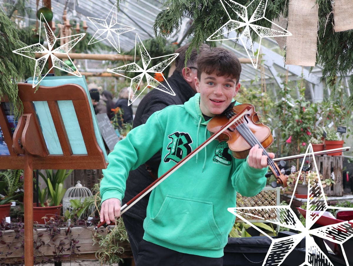 Felix playing the violin at the Babylon Christmas Market